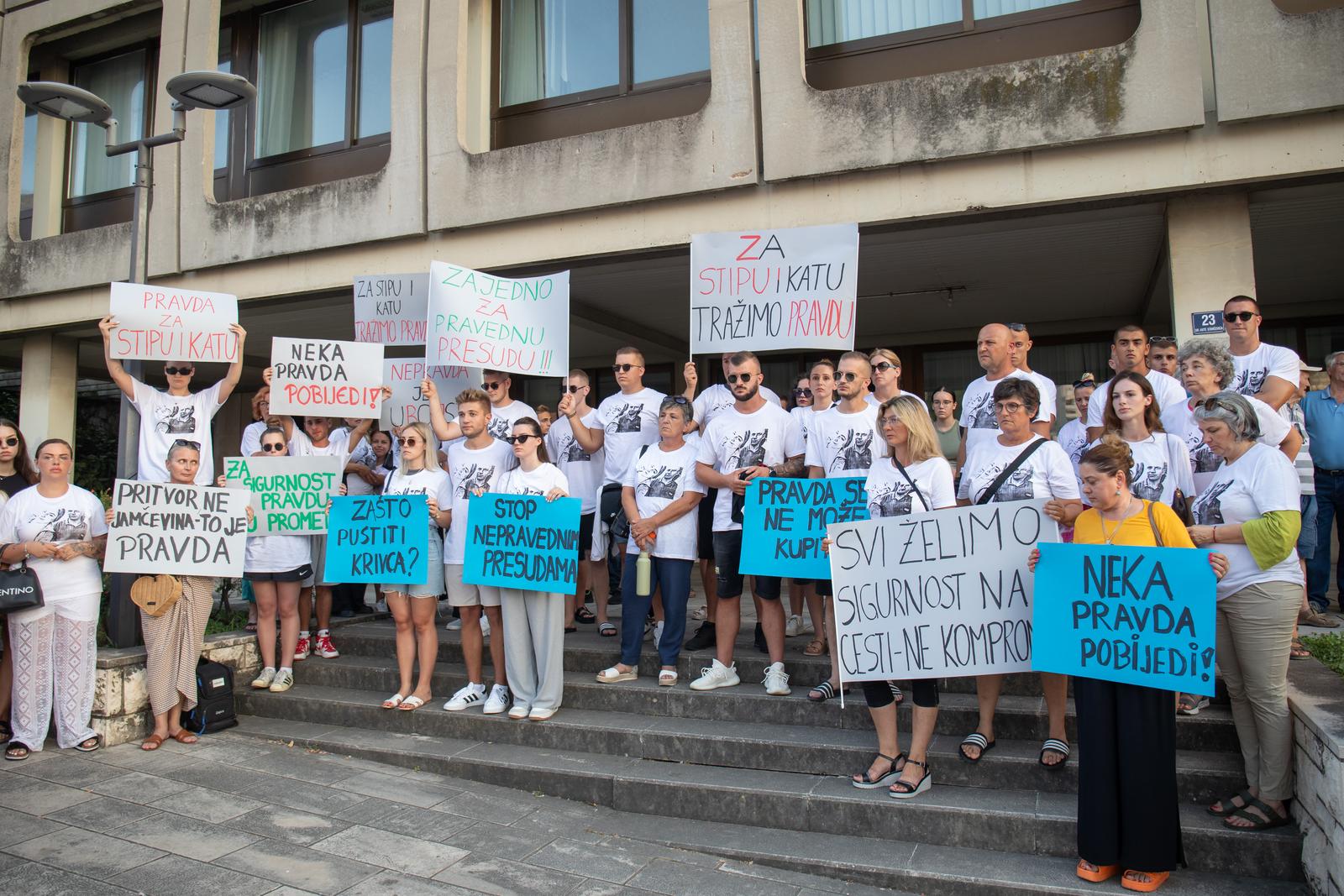 20.07.2024., Zgrada Opcinskog suda, Dubrovnik - Mirni prosvjed odrzan  ispred zgrade Suda u Dubrovniku, zbog mogucnosti pustanja albanske vozacice Klevise Ymeri da se brani sa slobode.  Photo: Grgo Jelavic/PIXSELL