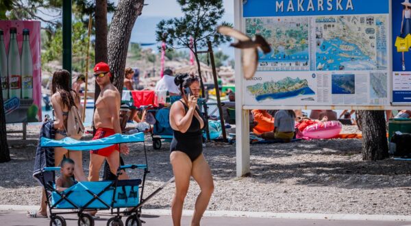 21.06.2023., Makarska - Prvi dan ljeta na Makarskim Plazama.  Photo: Zvonimir Barisin/PIXSELL