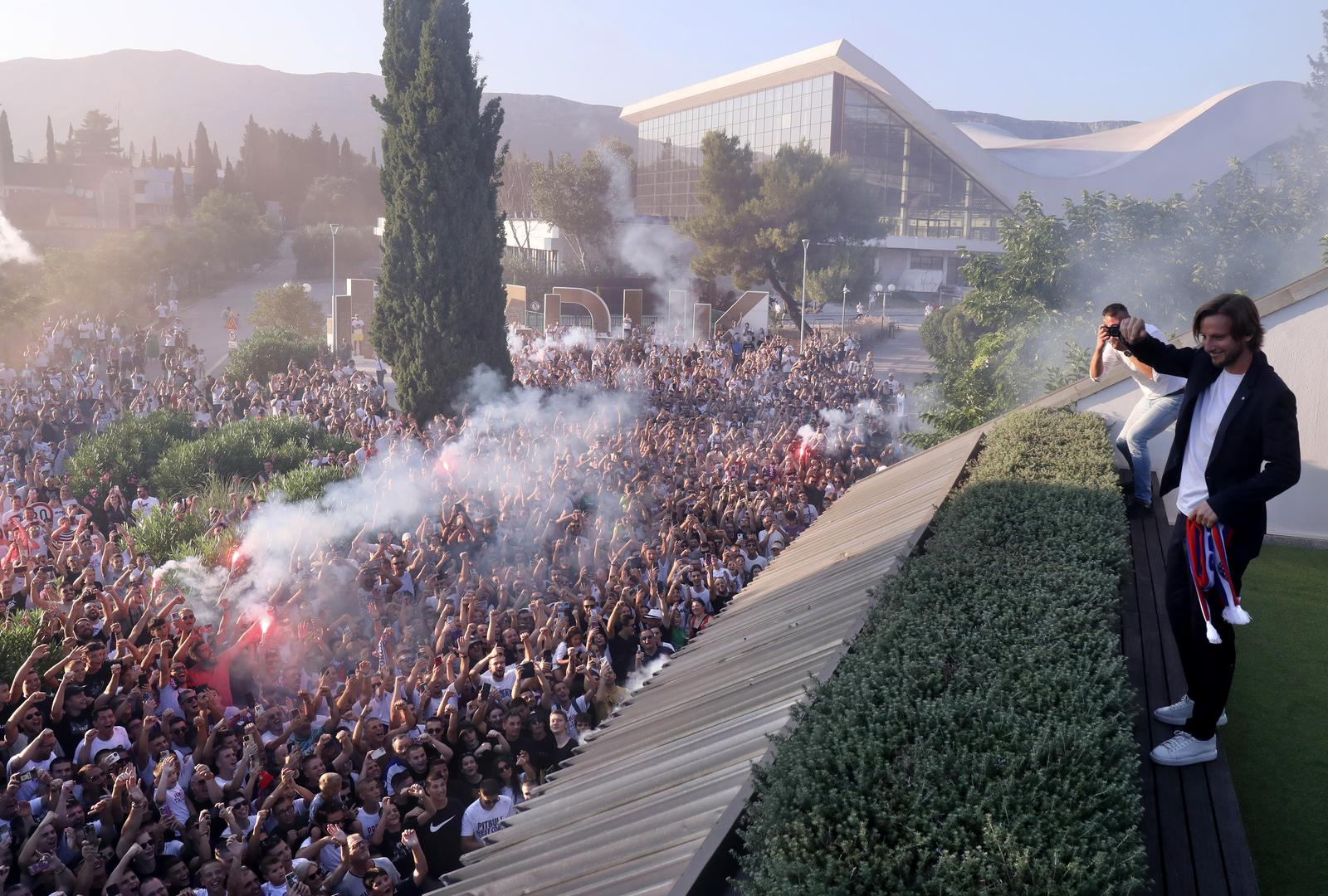 21.07.2024.,Split-Okupljanje navijaca pred Poljudom povodom dolaska Ivana Rakitica. Photo: Ivo Cagalj/PIXSELL