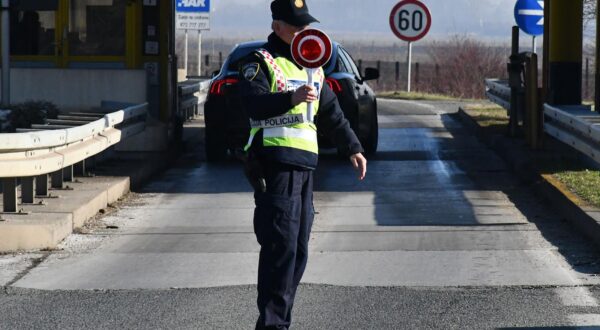 22.01.2024., Slavonski Brod - ​Zbog sve veceg priliva ilegalnih migranata policija na brojnim punktovima uz prometnice provodi pojacani nadzor. Photo: Ivica Galovic/PIXSELL