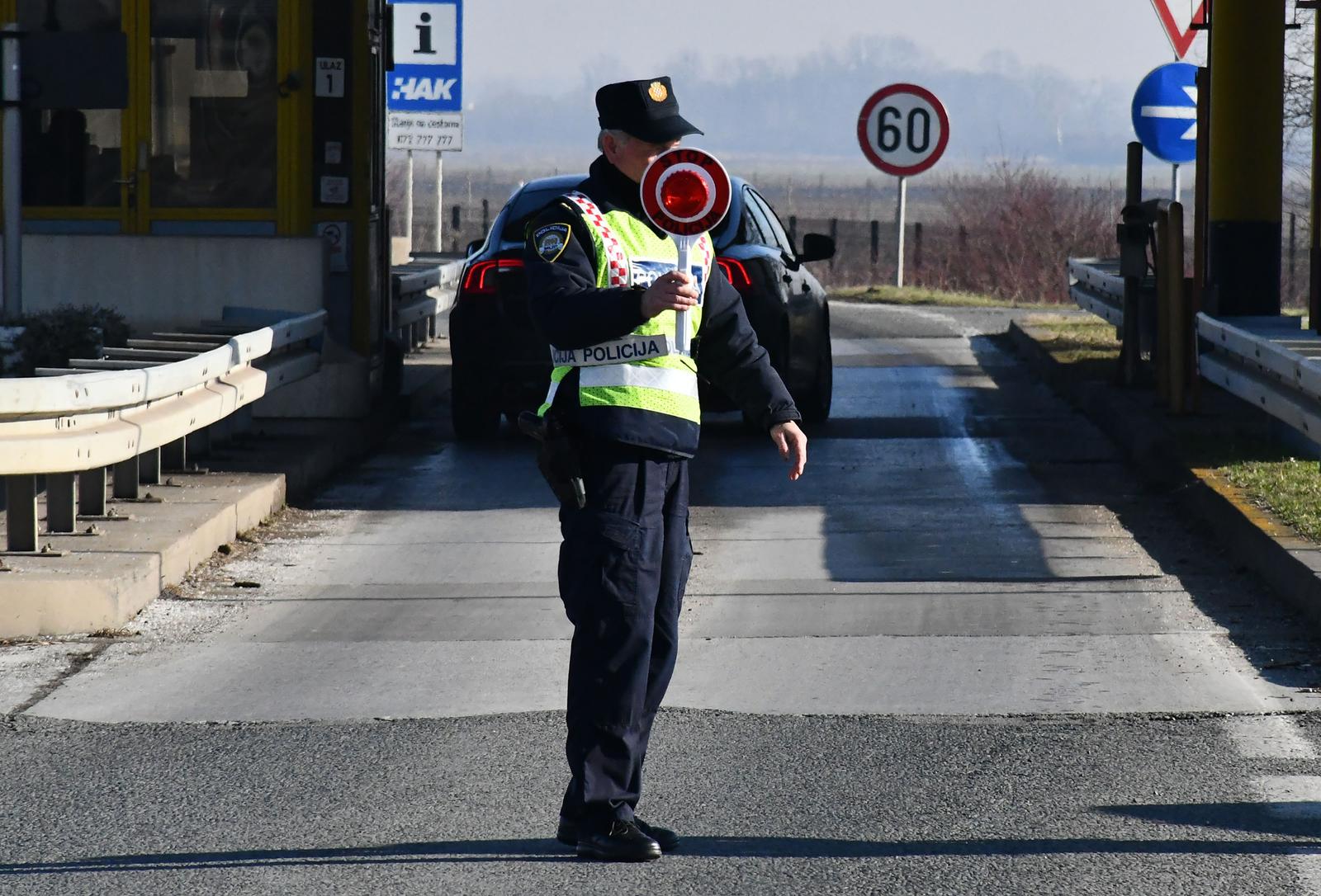 22.01.2024., Slavonski Brod - ​Zbog sve veceg priliva ilegalnih migranata policija na brojnim punktovima uz prometnice provodi pojacani nadzor. Photo: Ivica Galovic/PIXSELL