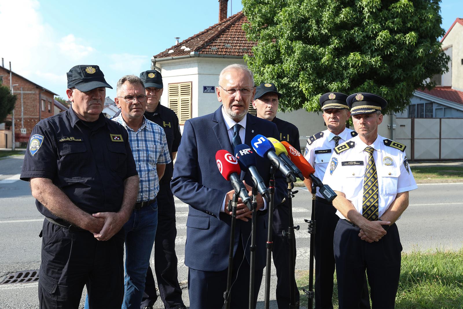 22.07.2024., Daruvar - Ministar unutarnjih poslova, Davor Bozinovic, sa suradnicima obisao mjesto stravicnog zlocina  i ubojstva sestero  ljudi u domu za starije i nemocne osobe Vianey u Mazuranicevoj ulici u Daruvaru. Nakon obilaska i ministar Davor Bozinovic obratio se medijima. Photo: Robert Anic/PIXSELL