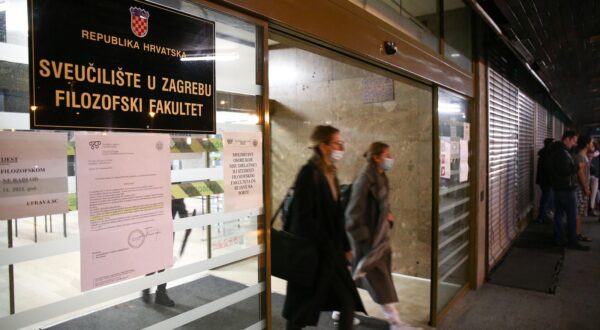 22.11.2021., Zagreb - Prosvjed studenata protiv covid mjera ispred Filozofskog fakulteta. Photo: Matija Habljak/PIXSELL