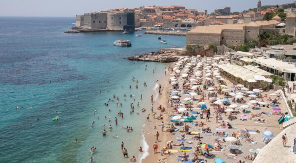 23.07.2024., Plaza Banje, Dubrovnik - More i kupanje najbolji je nacin za "spas" od sunca i vrucine. Photo: Grgo Jelavic/PIXSELL