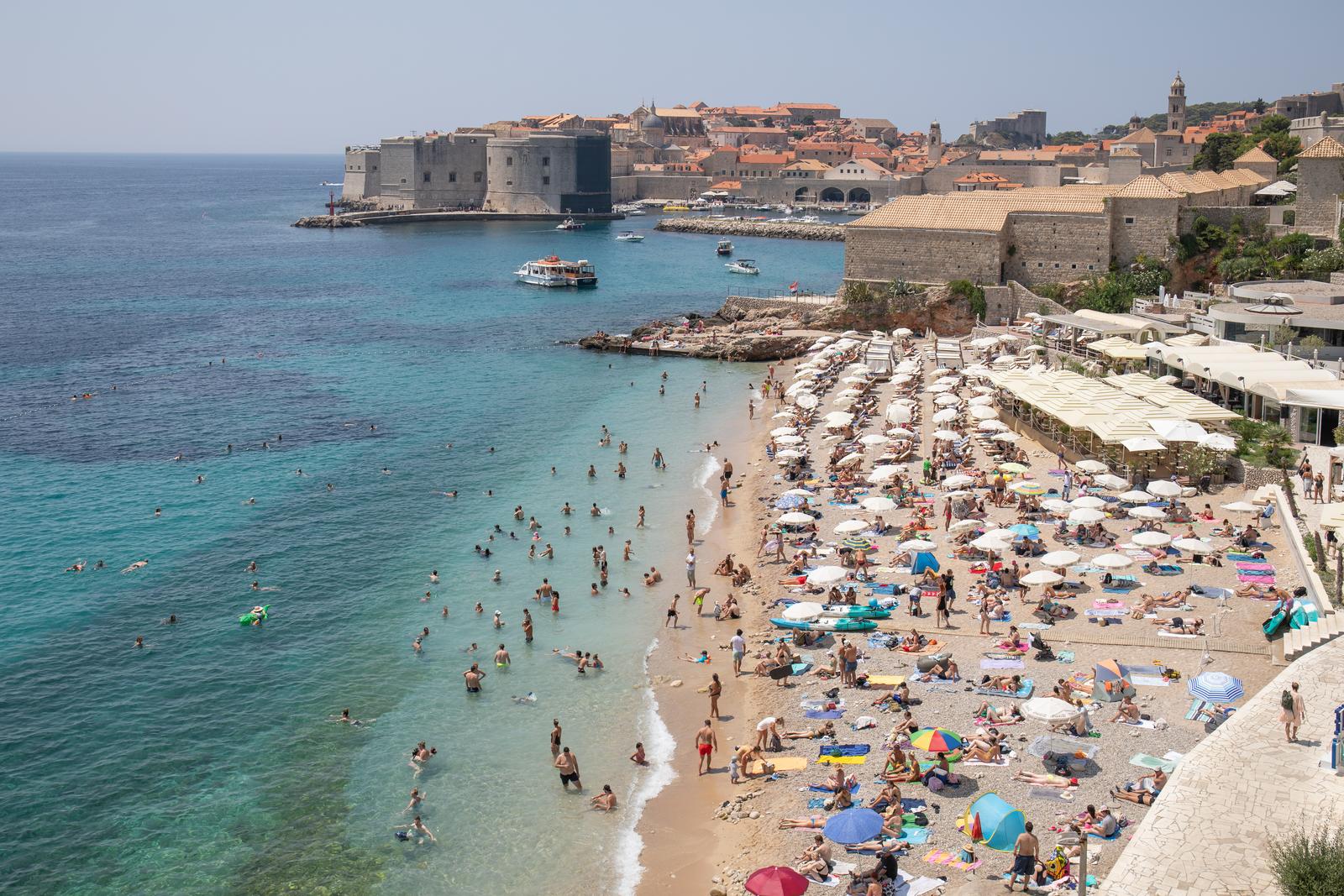 23.07.2024., Plaza Banje, Dubrovnik - More i kupanje najbolji je nacin za "spas" od sunca i vrucine. Photo: Grgo Jelavic/PIXSELL