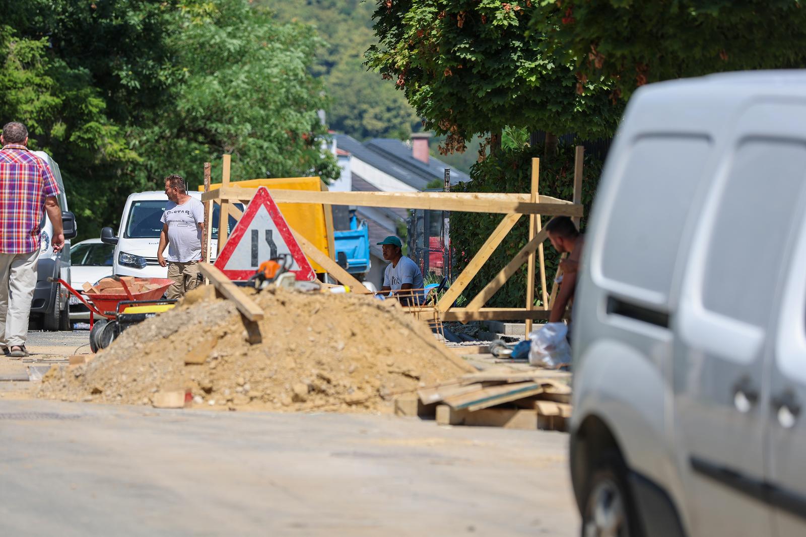 26.07.2024., Zagreb - Sestinski vijenac 60. Vatrogasci su uspjesno spasili i izvukli dvoje radnika na kojih se odlomio komad asfalta. Radnici su radili na sanaciji cijevi i izvan zivotne su opasnosti. Photo: Sanjin Strukic/PIXSELL