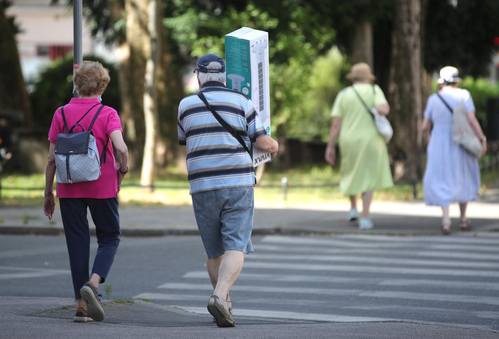 27.06.2021., Zagreb - Subiceva ulica. Pogotovo stariji ljudi trebaju se paziti vrucina i sparina. To zna i ovaj simpatican par koji je odlucio investirati sredstva u rashladni uredjaj. Photo: Sanjin Strukic/PIXSELL