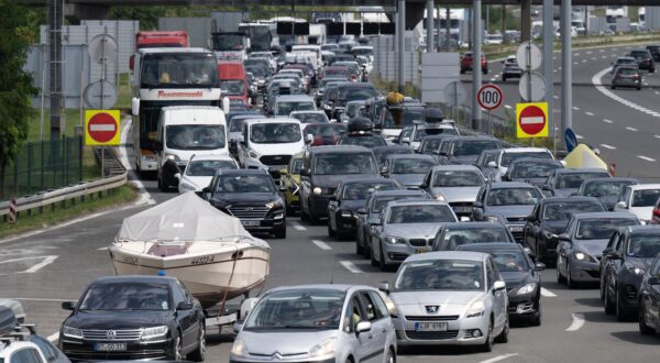 29.07.2024., Zagreb - Velika prometna guzva u oba smjera stvara se na Naplatnoj postaji Lucko. Photo: Davor Puklavec/PIXSELL