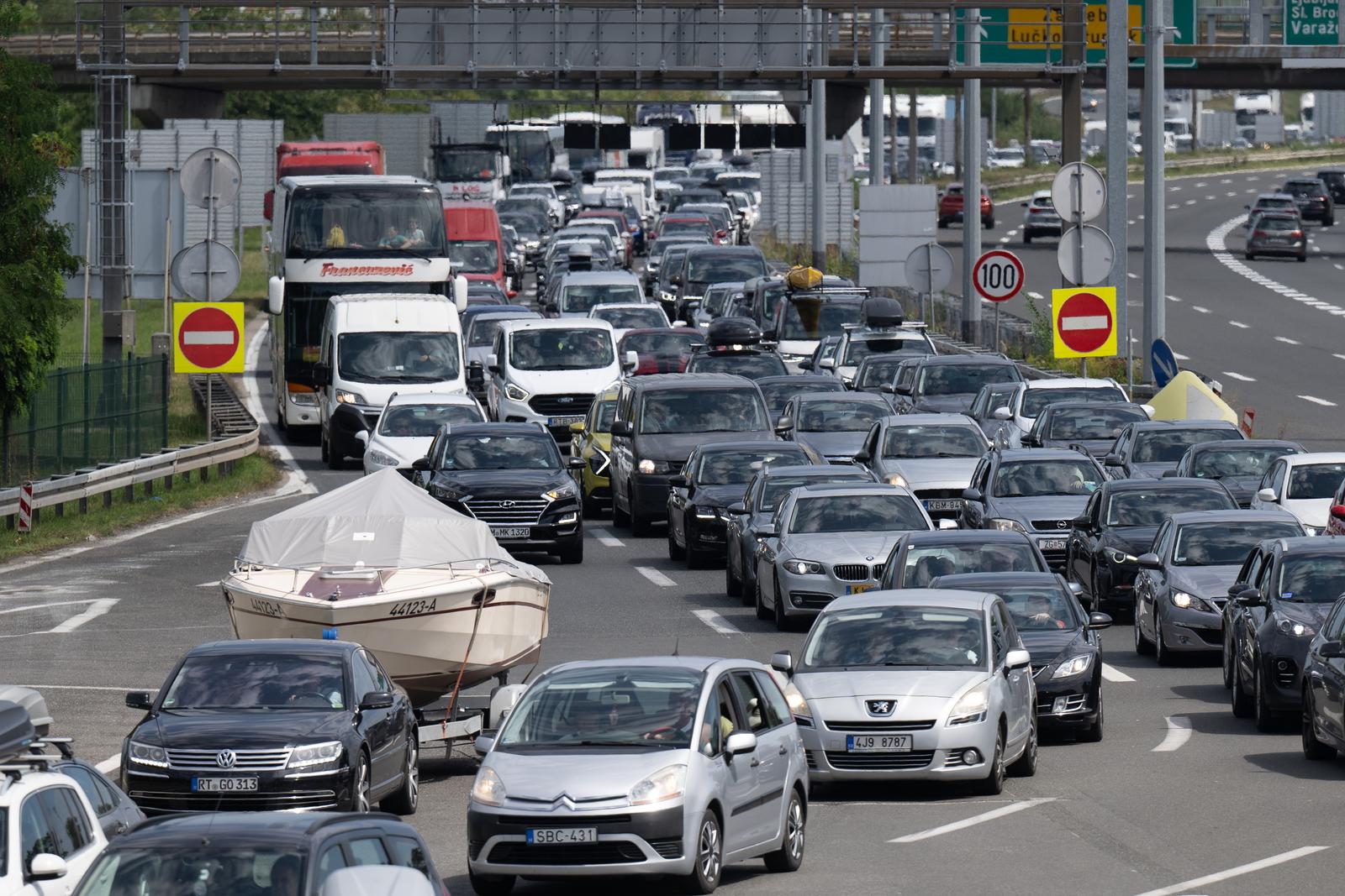 29.07.2024., Zagreb - Velika prometna guzva u oba smjera stvara se na Naplatnoj postaji Lucko. Photo: Davor Puklavec/PIXSELL