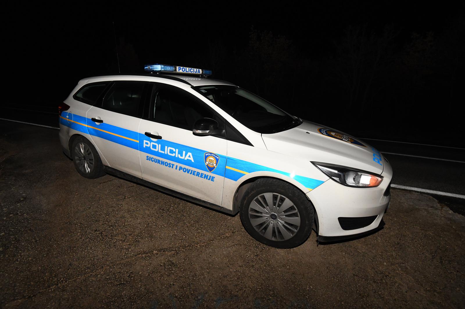 30.01.2021., Sibenik - Muskarac osumnjicen za cetverostruko ubojstvo pronadjen mrtav kraj automobila kojim je bjezao. rPhoto: Hrvoje Jelavic/PIXSELL