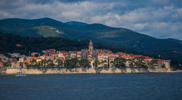 29.05.2024., Orebic - Trajektna linija Orebic - Korcula I turisti koji uzivaju u pogledu na Orebic, vrh sv Iliju i grad Korculu. Photo: Zvonimir Barisin/PIXSELL