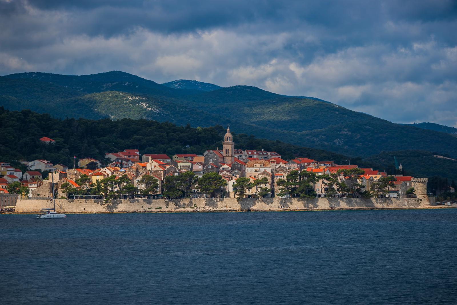 29.05.2024., Orebic - Trajektna linija Orebic - Korcula I turisti koji uzivaju u pogledu na Orebic, vrh sv Iliju i grad Korculu. Photo: Zvonimir Barisin/PIXSELL