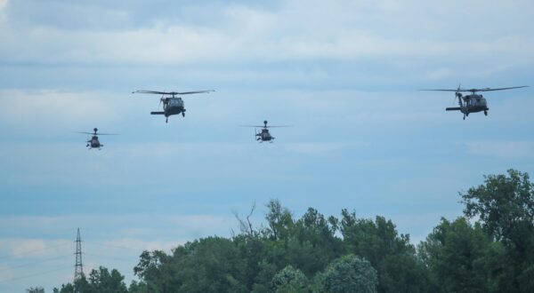 30.05.2024, Zagreb - Obiljezavanje Dana drzavnosti na Jarunu uz pokazne vjezbe Hrvatske vojske i policije. Vojni helikopteri Black Hawk i Kiowa Warrior Photo: Luka Batelic/PIXSELL