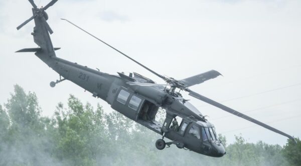 30.05.2024, Zagreb - Obiljezavanje Dana drzavnosti na Jarunu uz pokazne vjezbe Hrvatske vojske i policije. Vojni helikopter Black Hawk Photo: Luka Batelic/PIXSELL