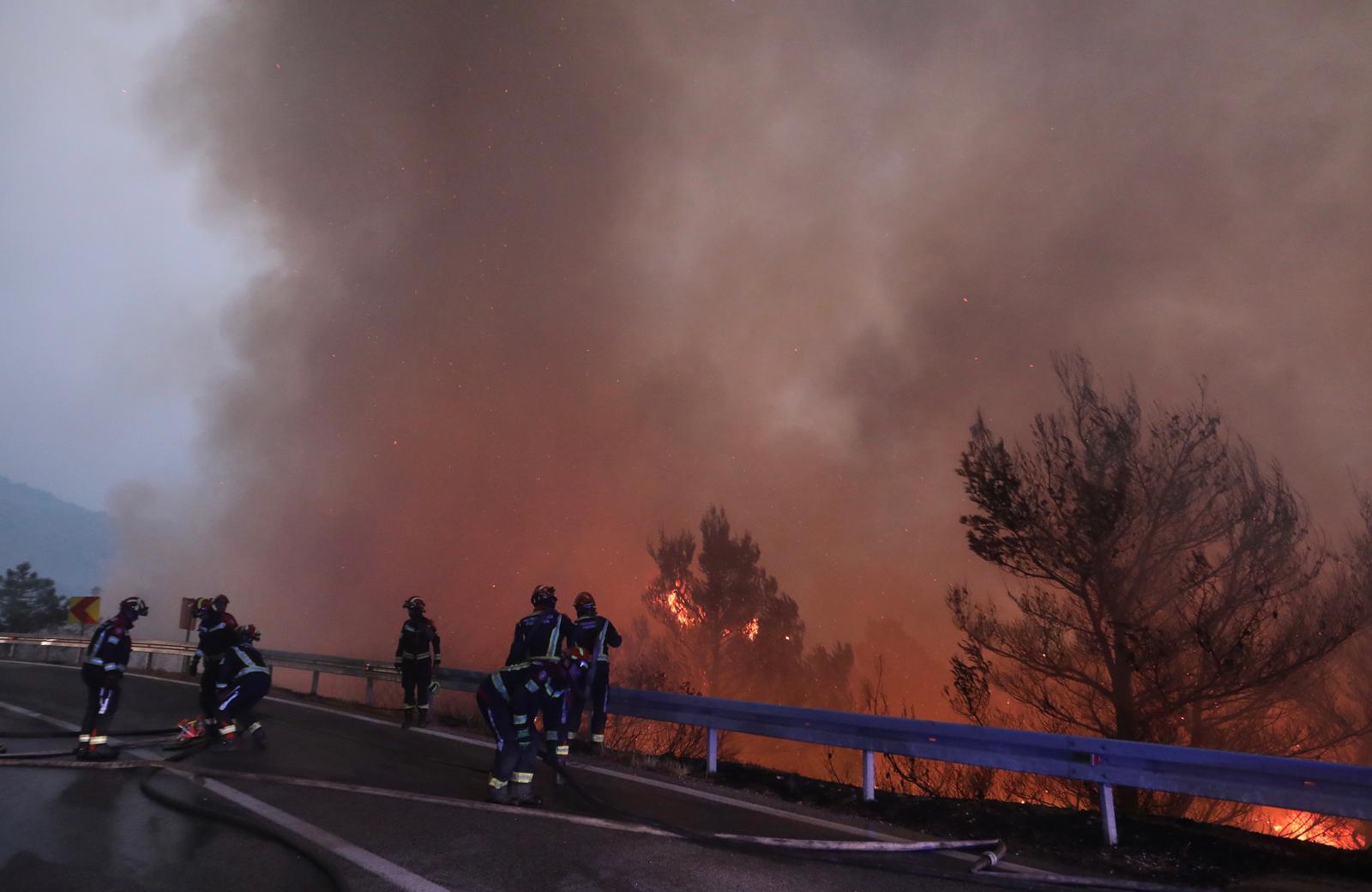 31.07.2024.,Tucepi- Nakon neprospavane noci vatrogasci na podrucju Tucepa i pred svanuce nadljudskim naporima sprijecavali daLjnje sirenje pozara prema park sumi Biokovo. Photo: Ivo Cagalj/PIXSELL