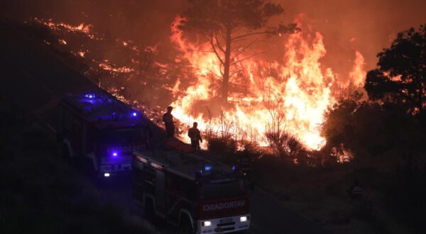 31.07.2024.,Tucepi- Nakon neprospavane noci vatrogasci na podrucju Tucepa i pred svanuce nadljudskim naporima sprijecavali daLjnje sirenje pozara prema park sumi Biokovo. Photo: Ivo Cagalj/PIXSELL