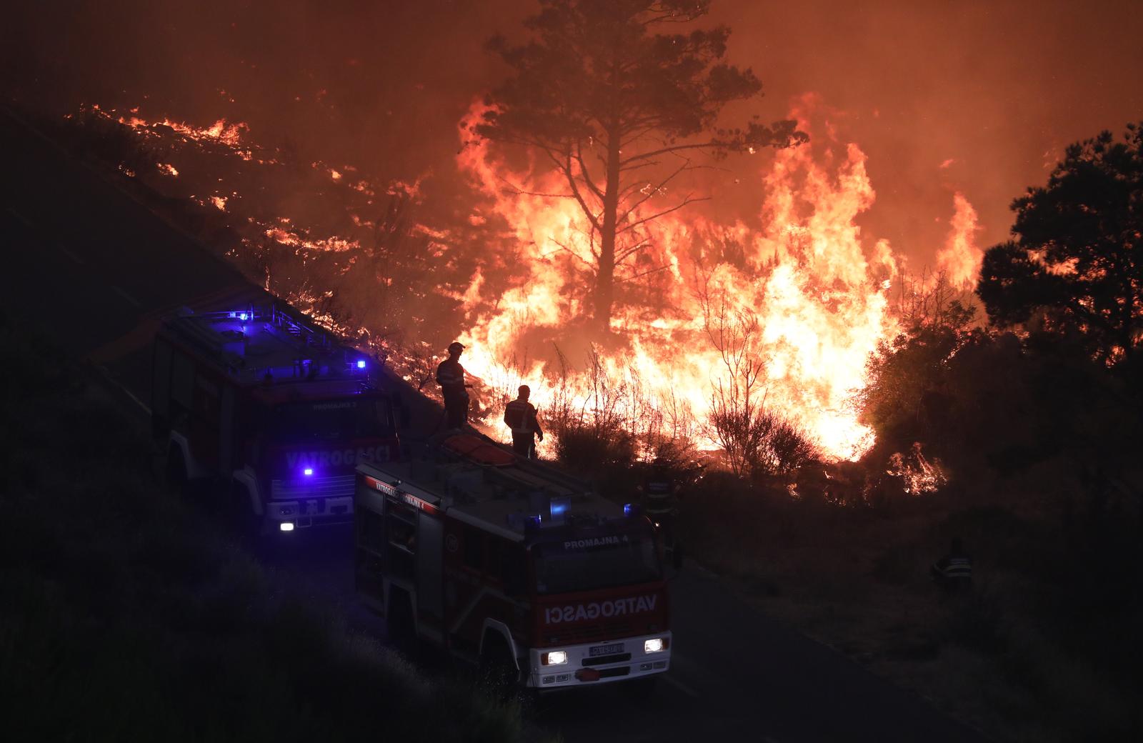 31.07.2024.,Tucepi- Nakon neprospavane noci vatrogasci na podrucju Tucepa i pred svanuce nadljudskim naporima sprijecavali daLjnje sirenje pozara prema park sumi Biokovo. Photo: Ivo Cagalj/PIXSELL