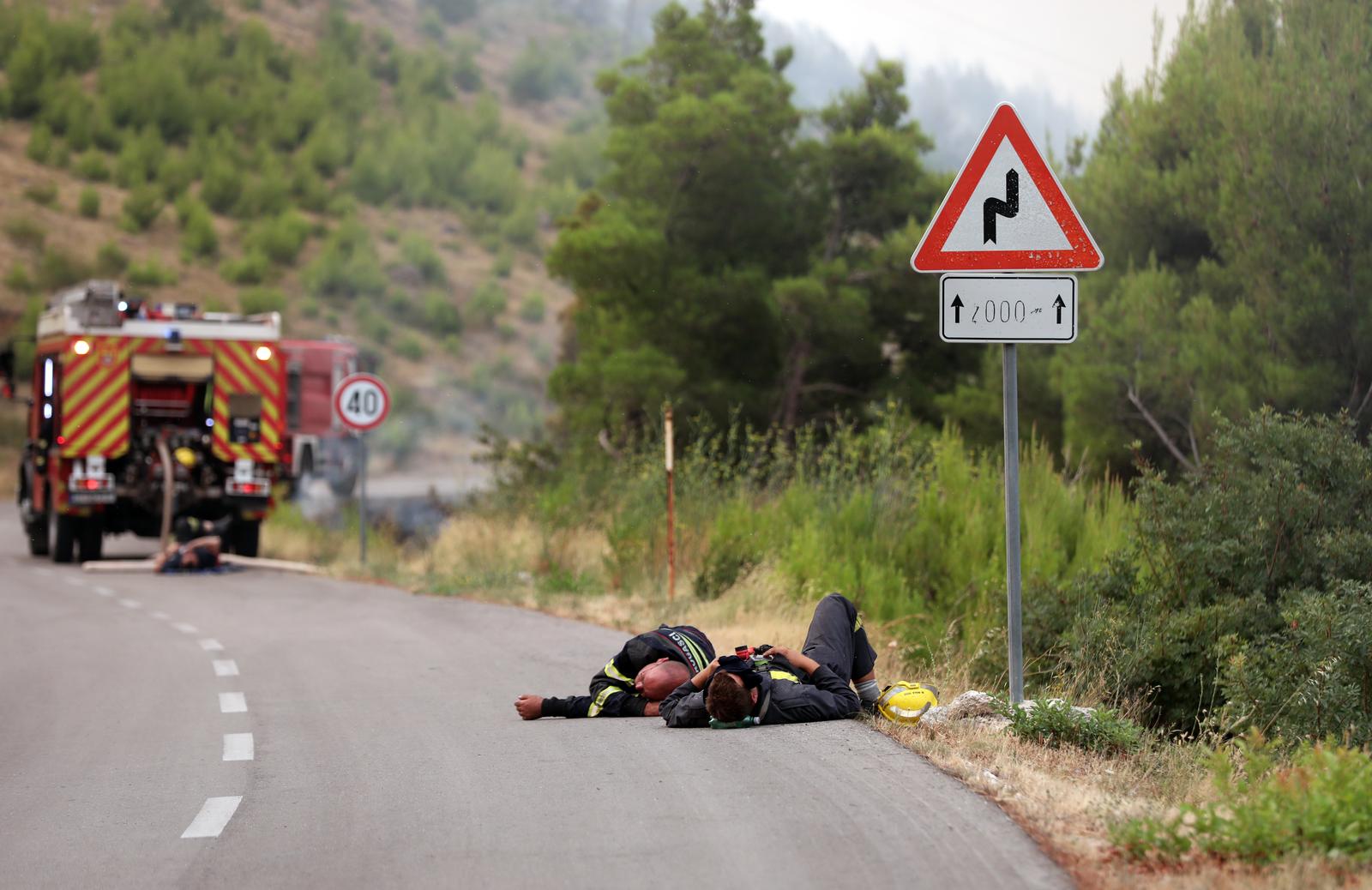 31.07.2024., Tucepi - Nakon borbe s pozarom umorni vatrogasci zaspali su s pozarom  Photo: Ivo Cagalj/PIXSELL