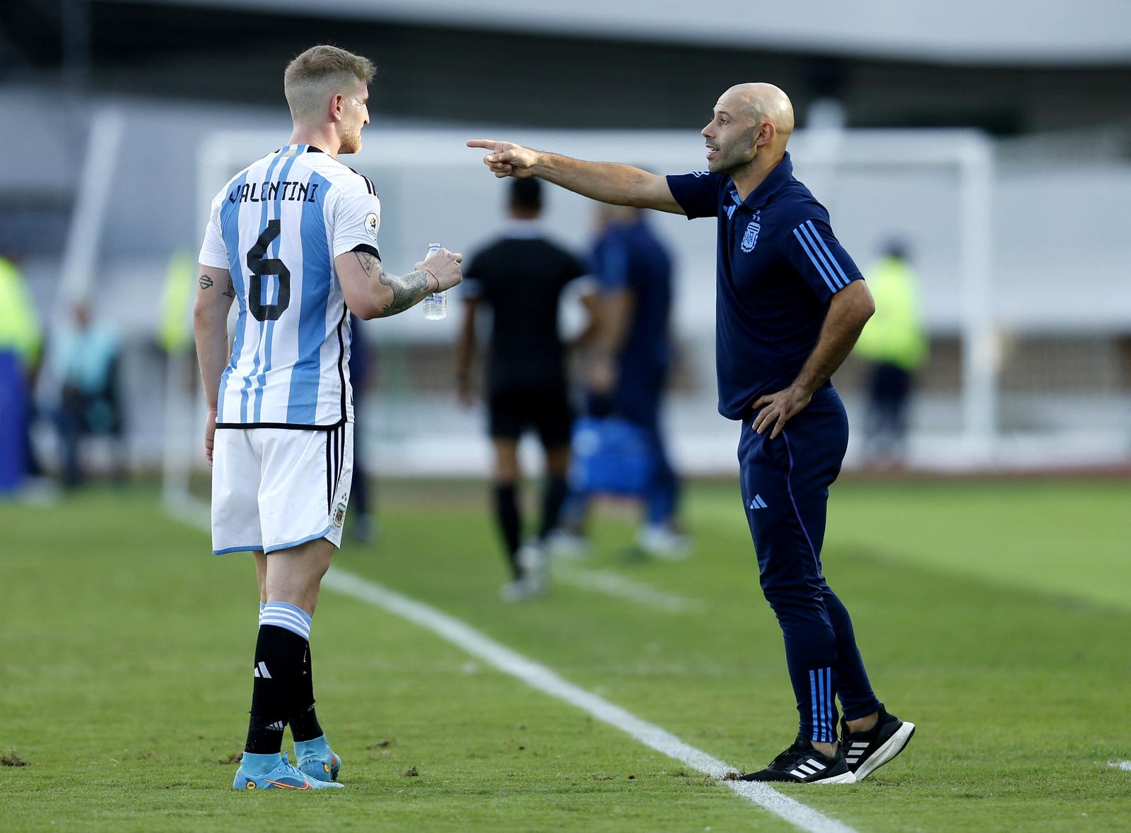 Soccer Football - South America Olympics Qualifiers - Brazil v Argentina - Estadio Brigido Iriarte, Caracas, Venezuela - February 11, 2024 Argentina coach Javier Mascherano talks to Nicolas Valentini REUTERS/Leonardo Fernandez Viloria Photo: LEONARDO FERNANDEZ VILORIA/REUTERS