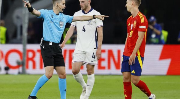 Soccer Football - Euro 2024 - Final - Spain v England - Berlin Olympiastadion, Berlin, Germany - July 14, 2024 England's Declan Rice and Spain's Dani Olmo react as referee Francois Letexier signals REUTERS/Wolfgang Rattay Photo: Wolfgang Rattay/REUTERS