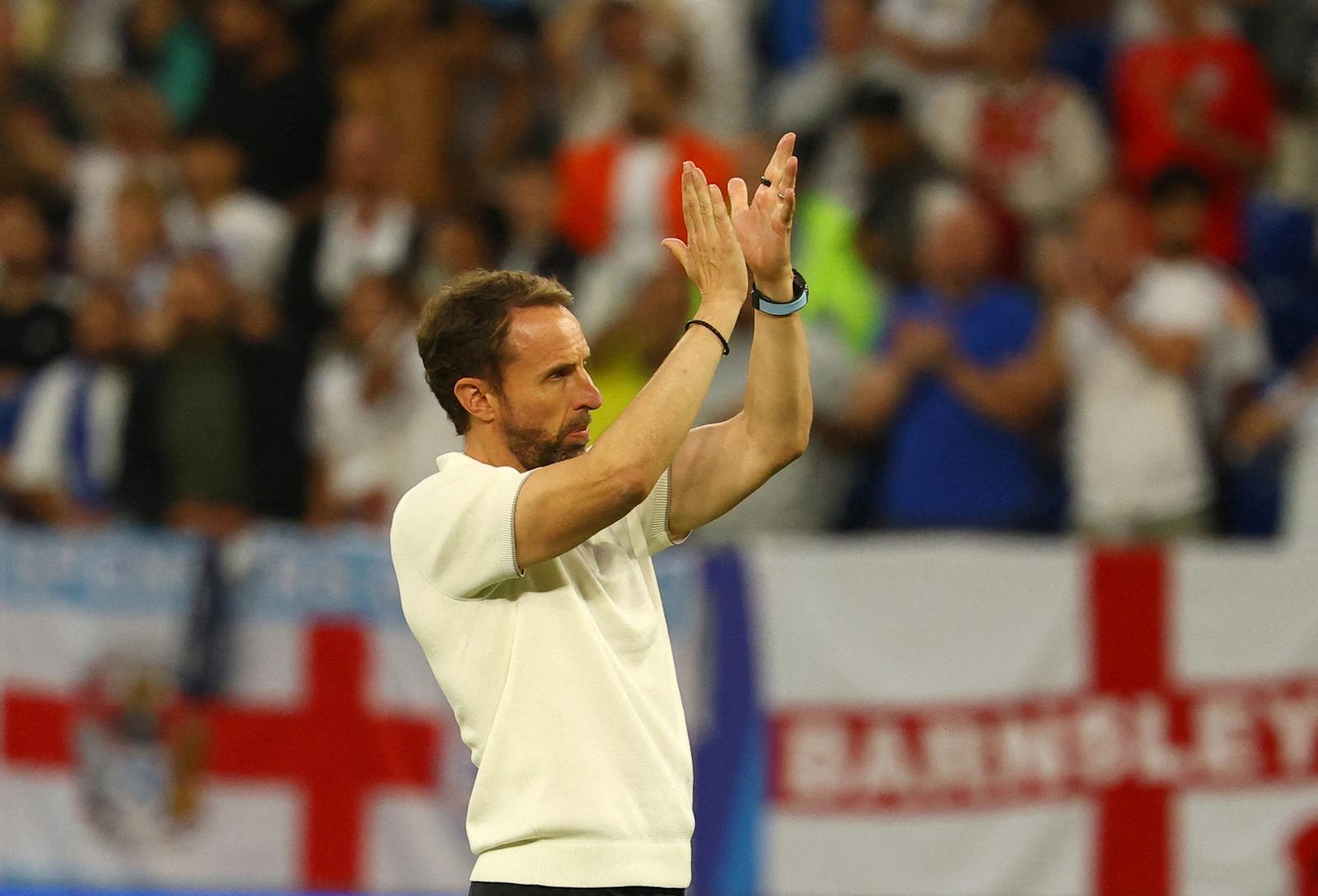 FILE PHOTO: Soccer Football - Euro 2024 - Round of 16 - England v Slovakia - Arena AufSchalke, Gelsenkirchen, Germany - June 30, 2024 England manager Gareth Southgate applauds fans after the match REUTERS/Kai Pfaffenbach/File Photo Photo: Kai Pfaffenbach/REUTERS