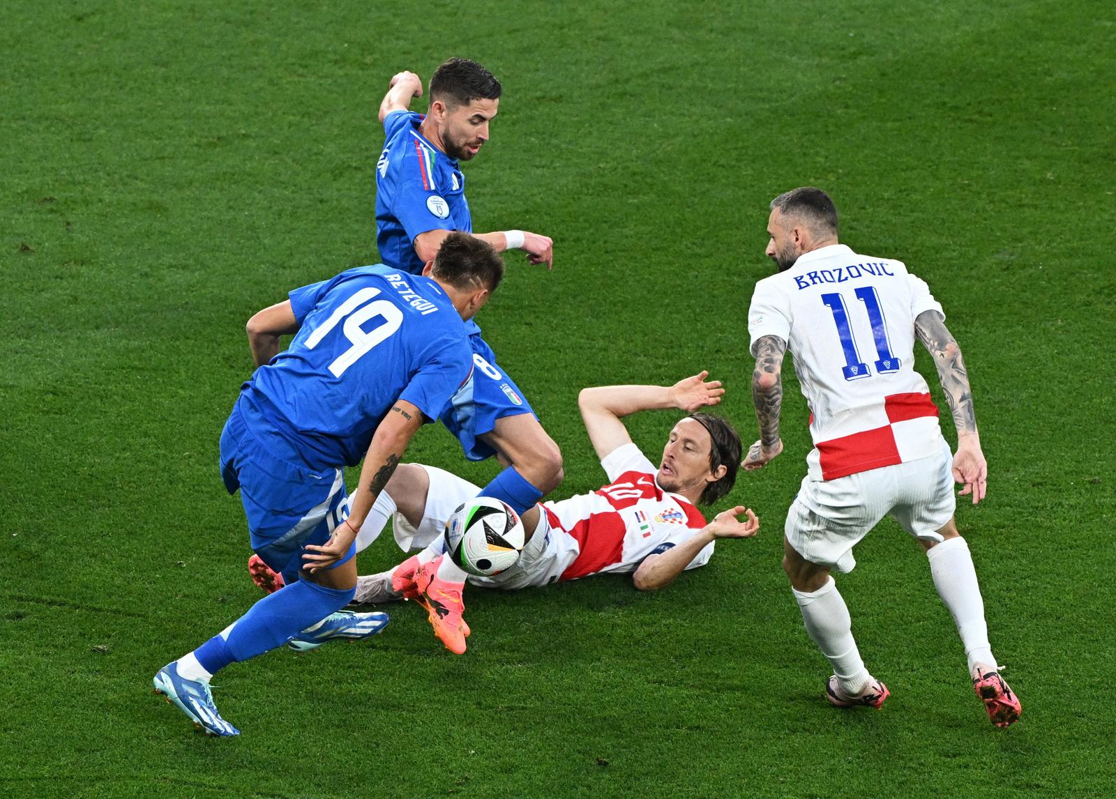 Soccer Football - Euro 2024 - Group B - Croatia v Italy - Leipzig Stadium, Leipzig, Germany - June 24, 2024  Italy's Jorginho and Mateo Retegui in action with Croatia's Luka Modric and Marcelo Brozovic REUTERS/Annegret Hilse Photo: Annegret Hilse/REUTERS