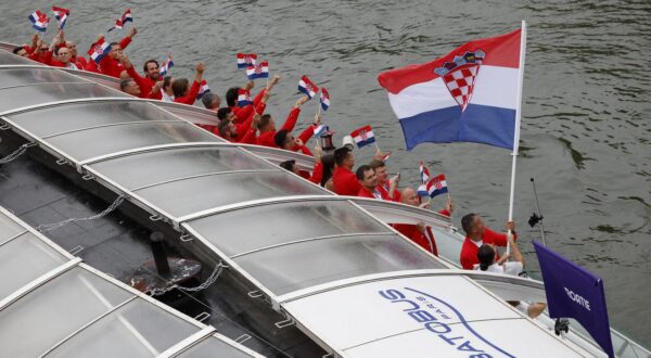 Paris 2024 Olympics - Opening Ceremony - Paris, France - July 26, 2024. Athletes of Croatia aboard a boat in the floating parade on the river Seine during the opening ceremony. REUTERS/Albert Gea Photo: ALBERT GEA/REUTERS