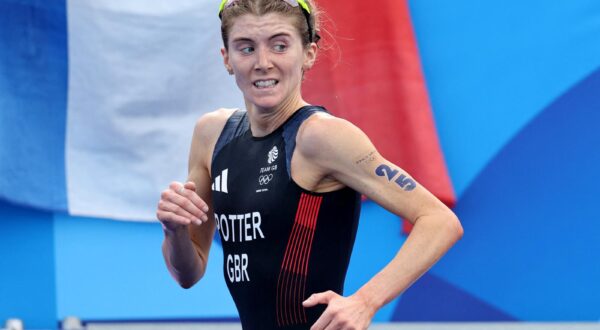 Paris 2024 Olympics - Triathlon - Women's Individual - Paris, France - July 31, 2024. Beth Potter of Britain in action during the race. REUTERS/Lisa Leutner Photo: LISA LEUTNER/REUTERS