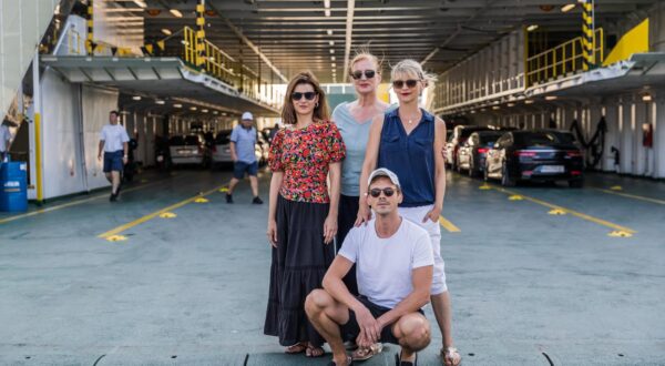 25.07.2024., Split - Trajektna Luka Split, Sudionici predstave Prica s trajekta. Zajednicka fotografija osoba: Anica Tomic (redateljica), Jelena Kovacic (dramaturginja),  te glumci Snjezana Sinovcic i Niksa Arcanin. Photo: Zvonimir Barisin/PIXSELL