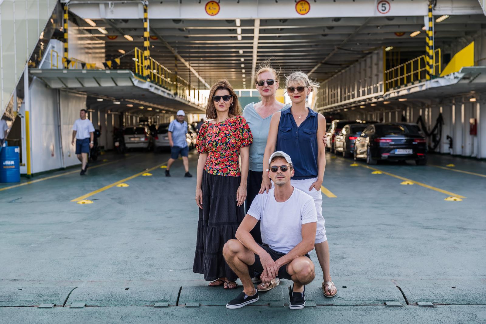 25.07.2024., Split - Trajektna Luka Split, Sudionici predstave Prica s trajekta. Zajednicka fotografija osoba: Anica Tomic (redateljica), Jelena Kovacic (dramaturginja),  te glumci Snjezana Sinovcic i Niksa Arcanin. Photo: Zvonimir Barisin/PIXSELL