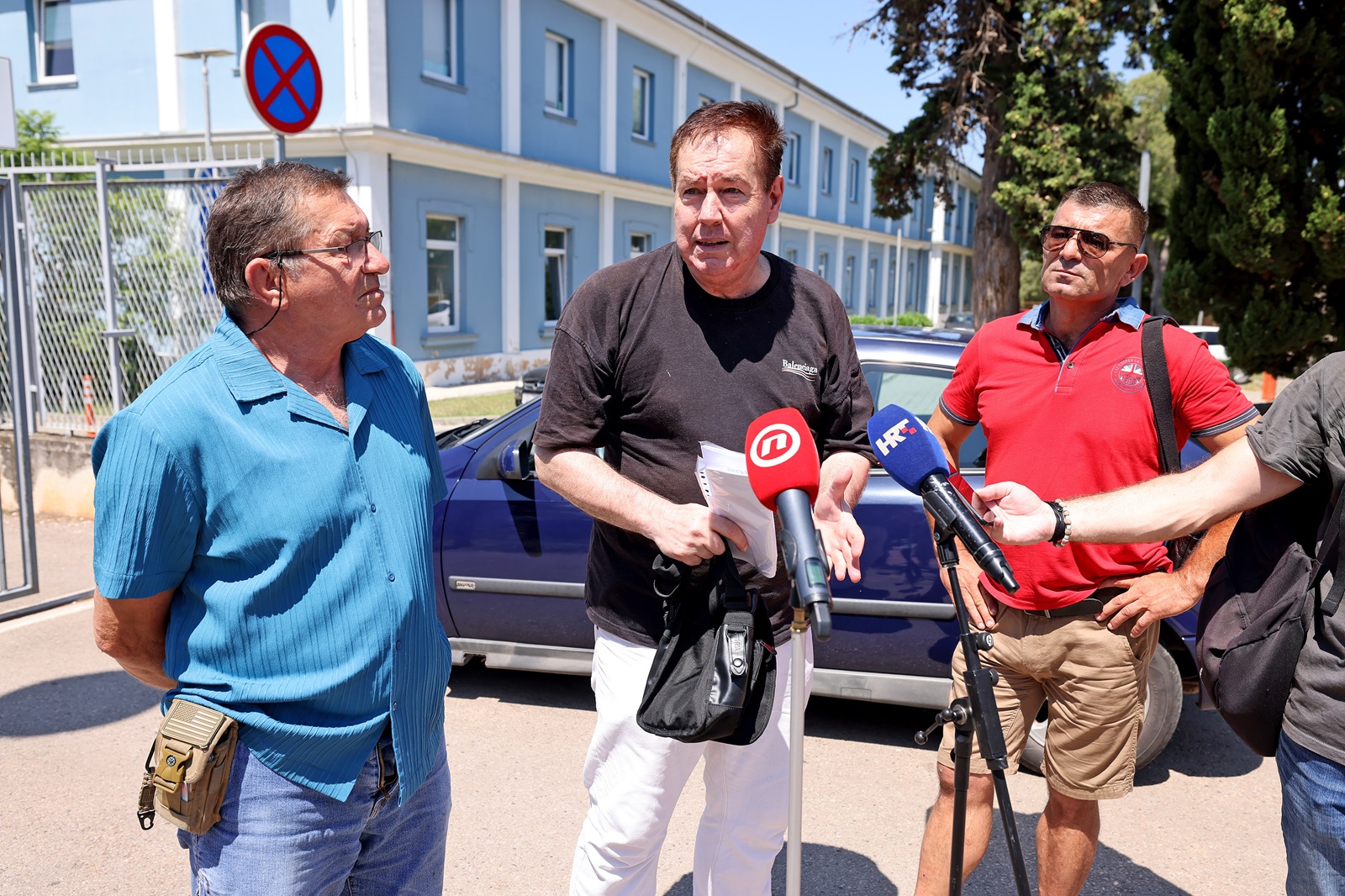 Zadar, 12.07.2024. - Predstavnici Novog sindikata održali su konferenciju za novinare zato što gradonačelnik Benkovca i direktor gradske komunalne tvrtke Benković d.o.o, ne poštuju odluke pravosudnog sustava Republike Hrvatske. Novi sindikat prisiljen je zbog toga tražiti pomoć Vlade te intervenciju glavnoga državnog odvjetnika i Vrhovnog suda.
Na fotografiji: Tomislav Kiš, Vedran Uranija i Darko Erlić, 
Foto HINA/Zvonko KUCELIN