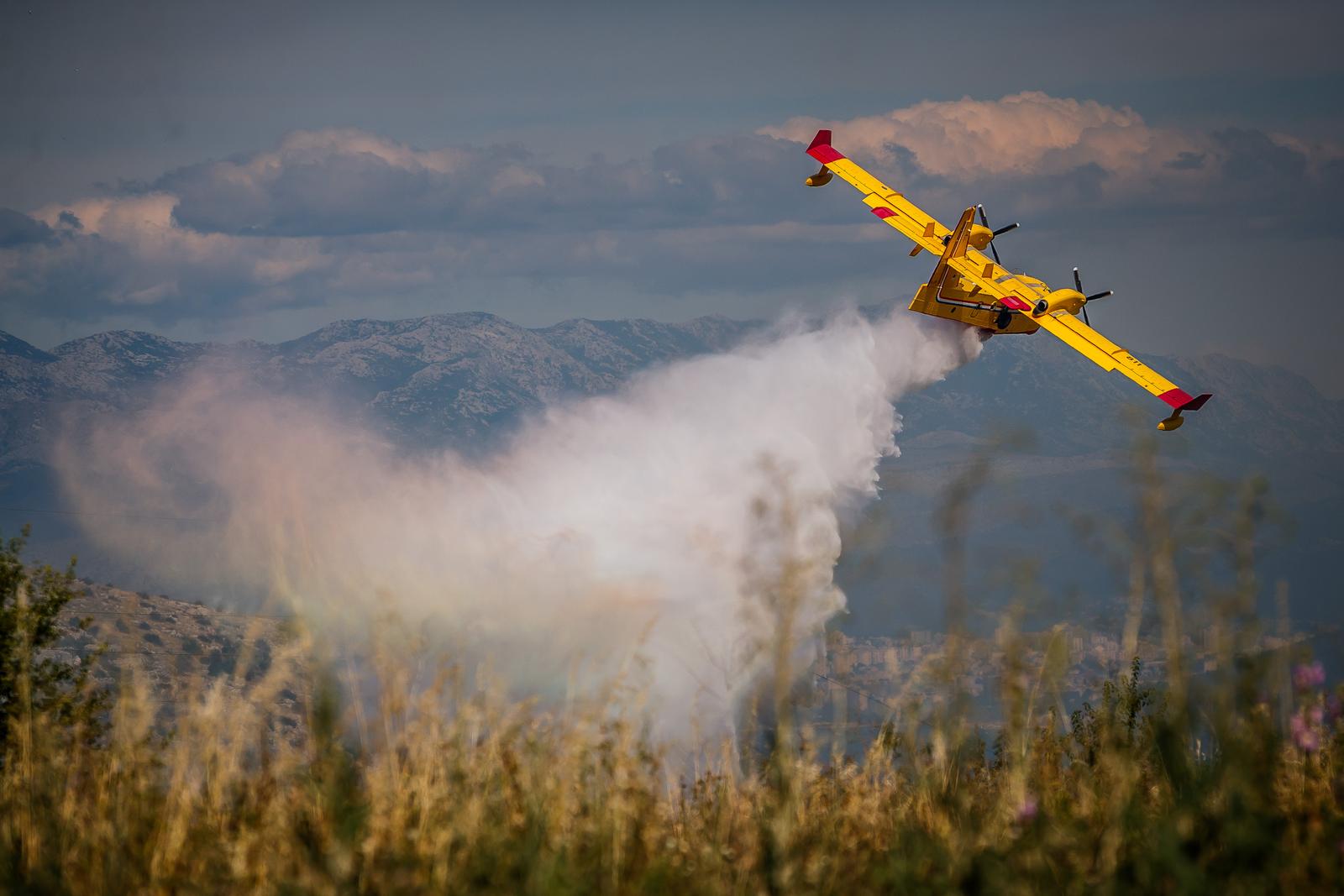 14.06.2024., Seget Gornji - U poslijepodnevnim satima na nepristupacnom terenu iznad Segeta buknio je pozar. Photo: Zvonimir Barisin/PIXSELL