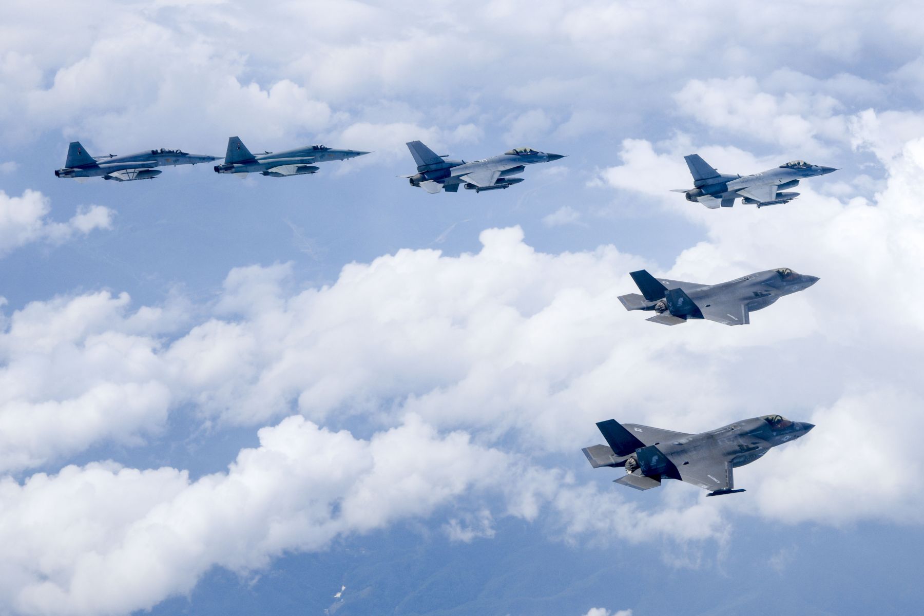 epa11495106 A handout photo made available by South Korean Air Force shows South Korean and US fighters flying in formation during a joint drill over an air base in Suwon, South Korea, 24 July 2024.  EPA/South Korean Air Force SOUTH KOREA OUTHANDOUT EDITORIAL USE ONLY/NO SALES