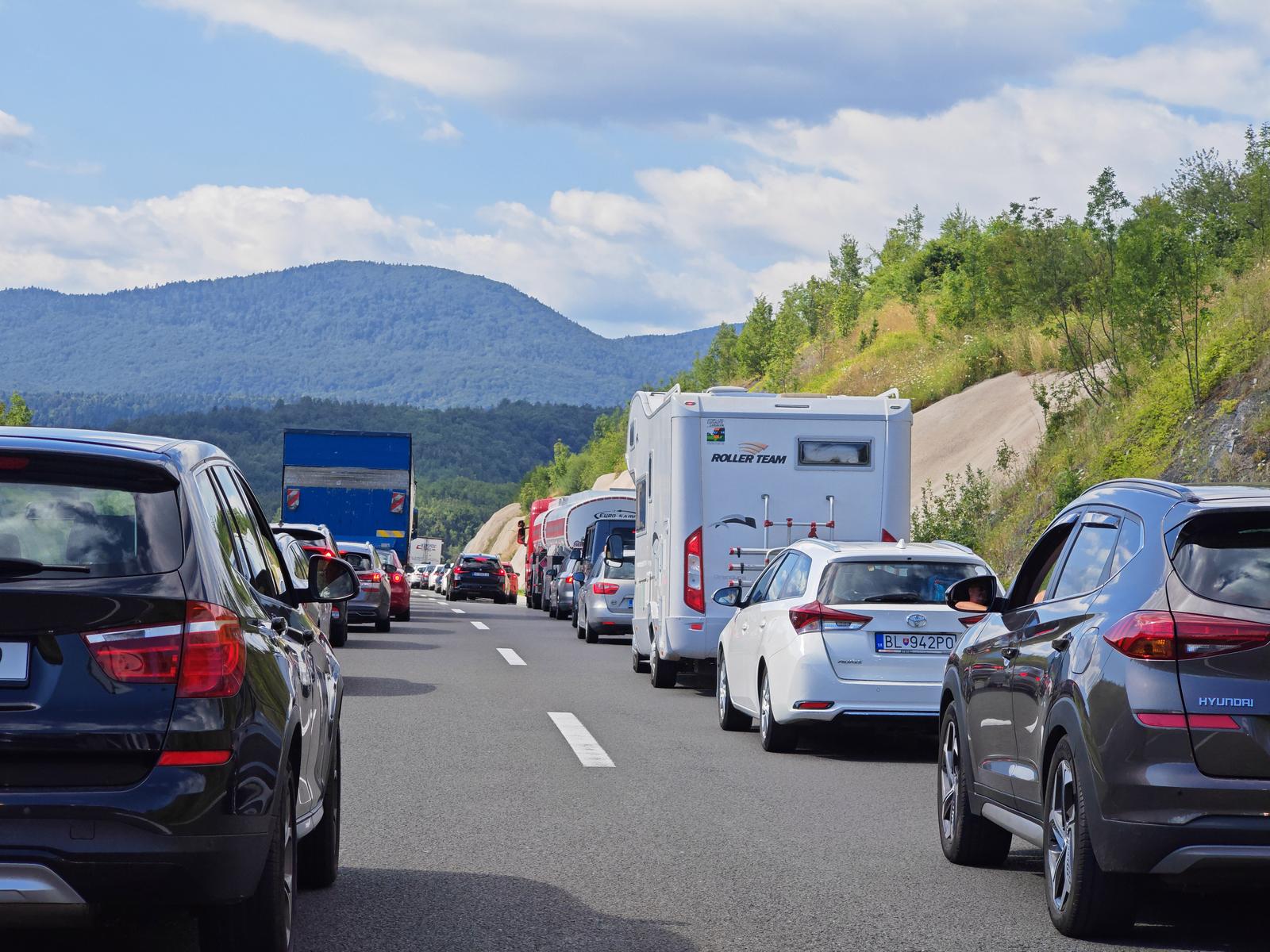 03.08.2023. Ogulin - Oko 9 sati je zbog požara na teretnom vozilu bio prekinut promet na autocesti A1 Zagreb - Ploče - Karamatići, između čvorova Ogulin i Brinje u smjeru Dubrovnika. Sada se na tom dijelu vozi jednom trakom, a kolona je duga oko sedam kilometara. Kamion se oko 8:30 sati zapalio na zaustavnoj traci 600 metara prije odmorišta Modruš. Promet se odvijao pretjecajnom trakom, no zbog velikog dima oko 9 sati je obustavljen. Ozlijeđenih nije bilo. Photo: Marko Prpic/PIXSELL