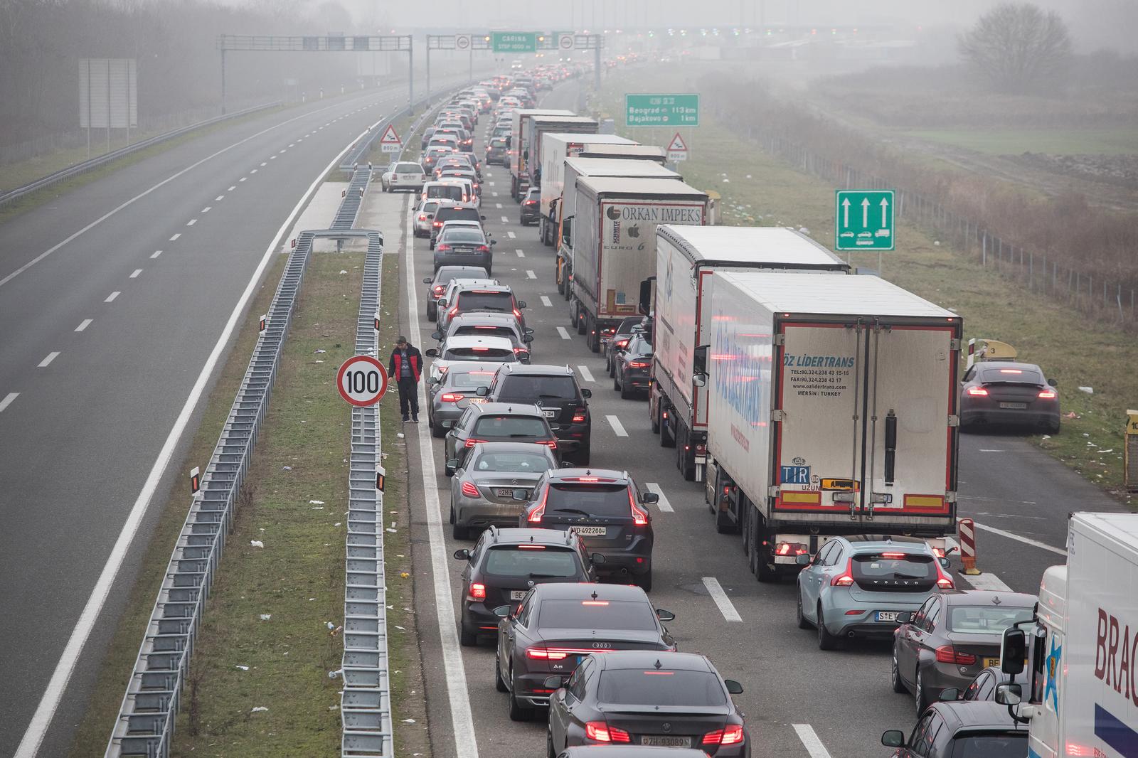 20.12.2020., Bajakovo - Na granicnom prijelazu Bajakovo vise kilometarska kolona  u smjeru prema Srbiji. Photo: Davor Javorovic/PIXSELL