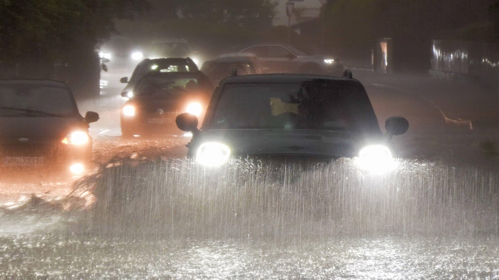 Schwere Unwetter mit jede Menge Hagel ziehen seit den Abendstunden durch Sdbayern. Betroffen vor allem die alpennahen Gebiete. Eine Superzelle zog von Fssen quer nach Garmisch-Partenkirchen. Im Gepck kein Schnee sondern regelrechte Hagelmassen. Besonders heftig traf es die Ortschaft Ried am Forggensee. Ein Radlader war im Einsatz, um den Hagel von der Strae zu beseitigen. Eine Radfahrerin wurde vllig vom Hagel und den Massen berrascht. Ich konnte mich noch unter einer Plane unterstellen, dann fing es an zu Hageln. Man knnte jetzt Ski fahren, erzhlt sie. Der Hagel trmt sich auch auf der B 16 bis zu 50 cm hoch. Eine weie Idylle am Forggensee - es ist keine Winterlandschaft. In Tutzing stand die Strae im Ortskern un,Image: 877728465, License: Rights-managed, Restrictions: Contributor country restriction: Worldwide, Worldwide, Worldwide, Worldwide, Worldwide, Worldwide.
Contributor usage restriction: Advertising and promotion, Consumer goods, Direct mail and brochures, Indoor display, Internal business usage, Commercial electronic.
Contributor media restriction: {C7D49EE5-431A-42FF-9863-9F749ECD6FBA}, {C7D49EE5-431A-42FF-9863-9F749ECD6FBA}, {C7D49EE5-431A-42FF-9863-9F749ECD6FBA}, {C7D49EE5-431A-42FF-9863-9F749ECD6FBA}, {C7D49EE5-431A-42FF-9863-9F749ECD6FBA}, {C7D49EE5-431A-42FF-9863-9F749ECD6FBA}., Model Release: no, Credit line: Imago / Alamy / Alamy / Profimedia