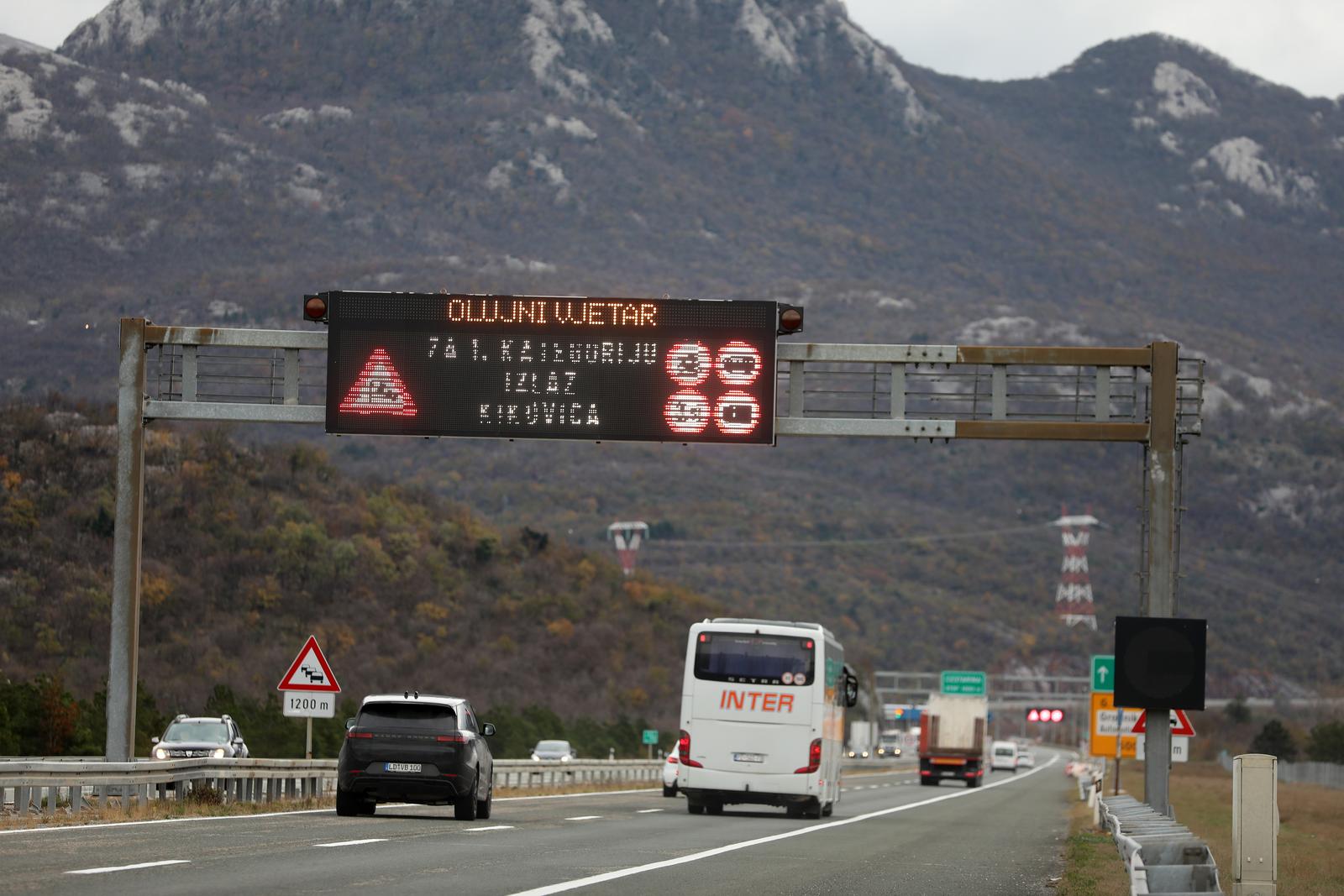 22.11.2023., Rijeka, Bakarac - Zbog olujnog vjetra otezan je promet autocestom Rijeka-Zagreb. Olujni vjetar stvara probleme u bakarskom zaljevu. Photo: Goran Kovacic/PIXSELL