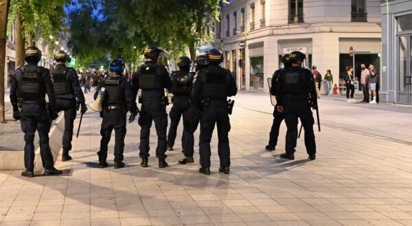 A company of CRS and a member of the National Police are grouped together in the Republic street during a wild demonstration in reaction to the results of the June 30 legislative elections and against the far right, in Lyon, France, June 30, 2024.,Image: 886255248, License: Rights-managed, Restrictions: , Model Release: no, Credit line: Matthieu Delaty / AFP / Profimedia
