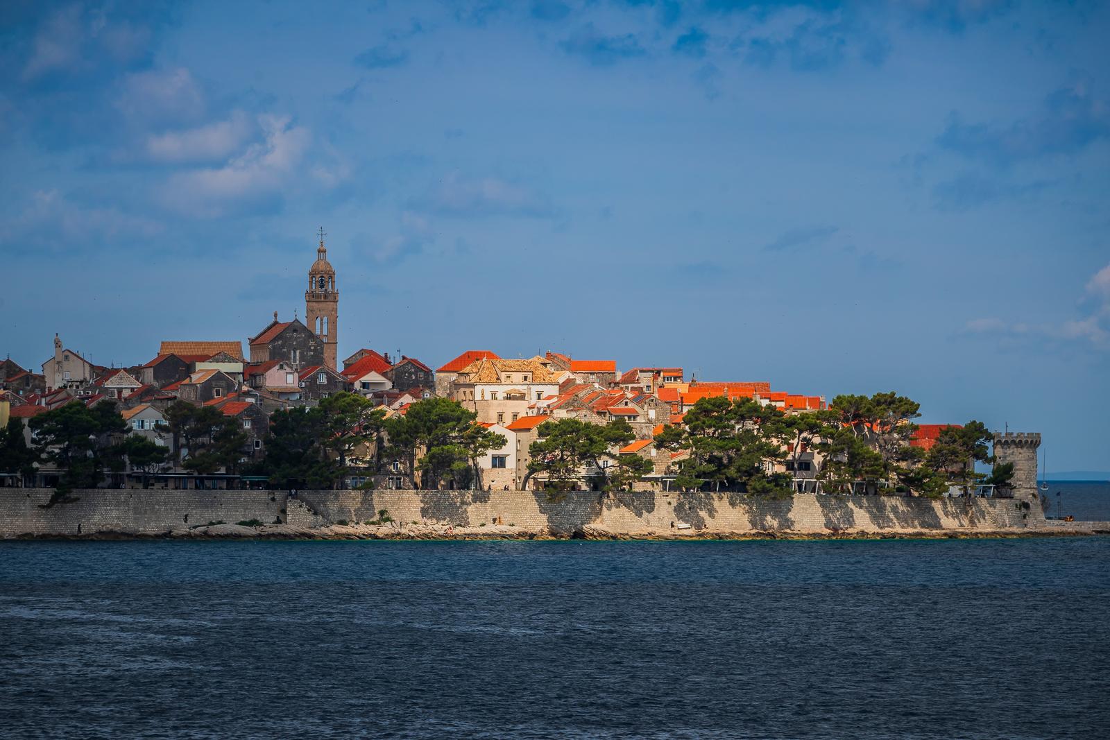 29.05.2024., Orebic - Trajektna linija Orebic - Korcula I turisti koji uzivaju u pogledu na Orebic, vrh sv Iliju i grad Korculu. Photo: Zvonimir Barisin/PIXSELL