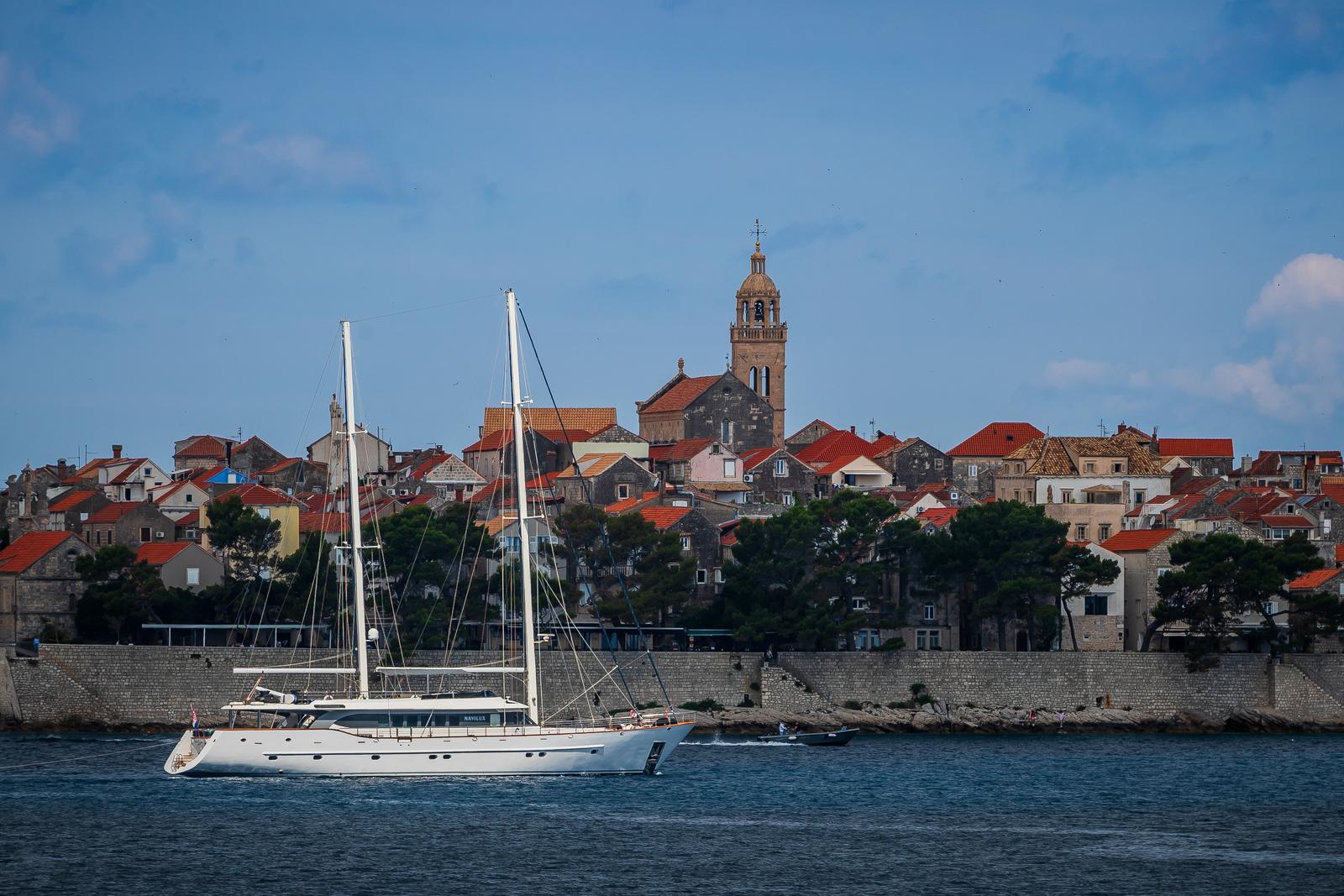 29.05.2024., Orebic - Trajektna linija Orebic - Korcula I turisti koji uzivaju u pogledu na Orebic, vrh sv Iliju i grad Korculu. Photo: Zvonimir Barisin/PIXSELL