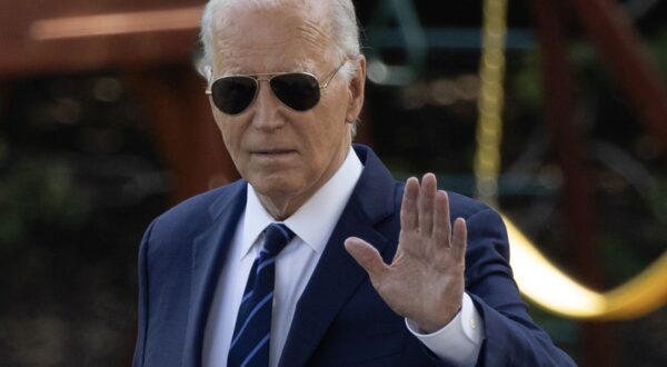 epa11480543 US President Joe Biden waves as he walks across the South Lawn to depart the White House by Marine One, in Washington, DC, USA, 15 July 2024. Biden travels to Las Vegas, Nevada.  EPA/MICHAEL REYNOLDS