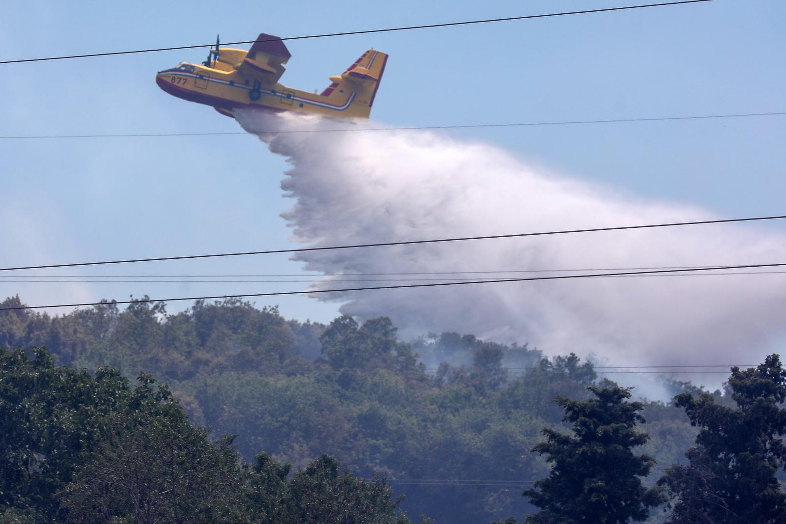 09.07.2022., Pula - Veliki pozar ponovno je izbio u naselju Valdebek. Gasenju pozara prikljucio se i kanader Photo: Srecko Niketic/PIXSELL