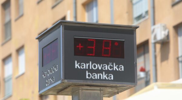 12.07.2024., Karlovac - Spas od visokih temperatura gradani su potrazili uz fontane i u  hladovini gradskih parkova.  Photo: Kristina Stedul-Fabac/PIXSELL