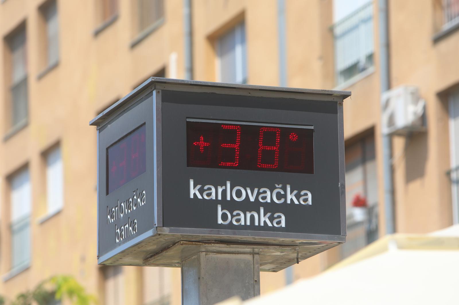 12.07.2024., Karlovac - Spas od visokih temperatura gradani su potrazili uz fontane i u  hladovini gradskih parkova.  Photo: Kristina Stedul-Fabac/PIXSELL