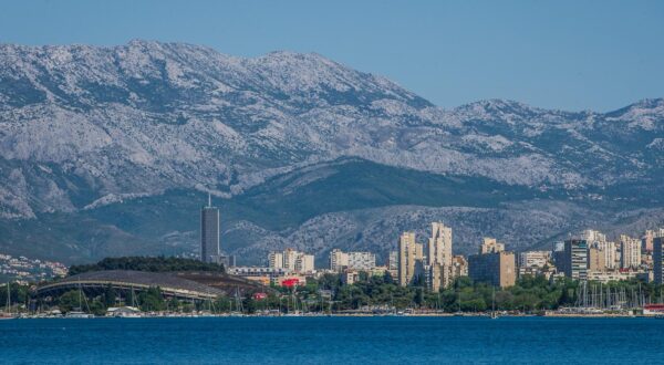 30.04.2024., Split.  Pogled iz Kastelanskog kanala na Poljud i Westgate. Photo: Zvonimir Barisin/PIXSELL