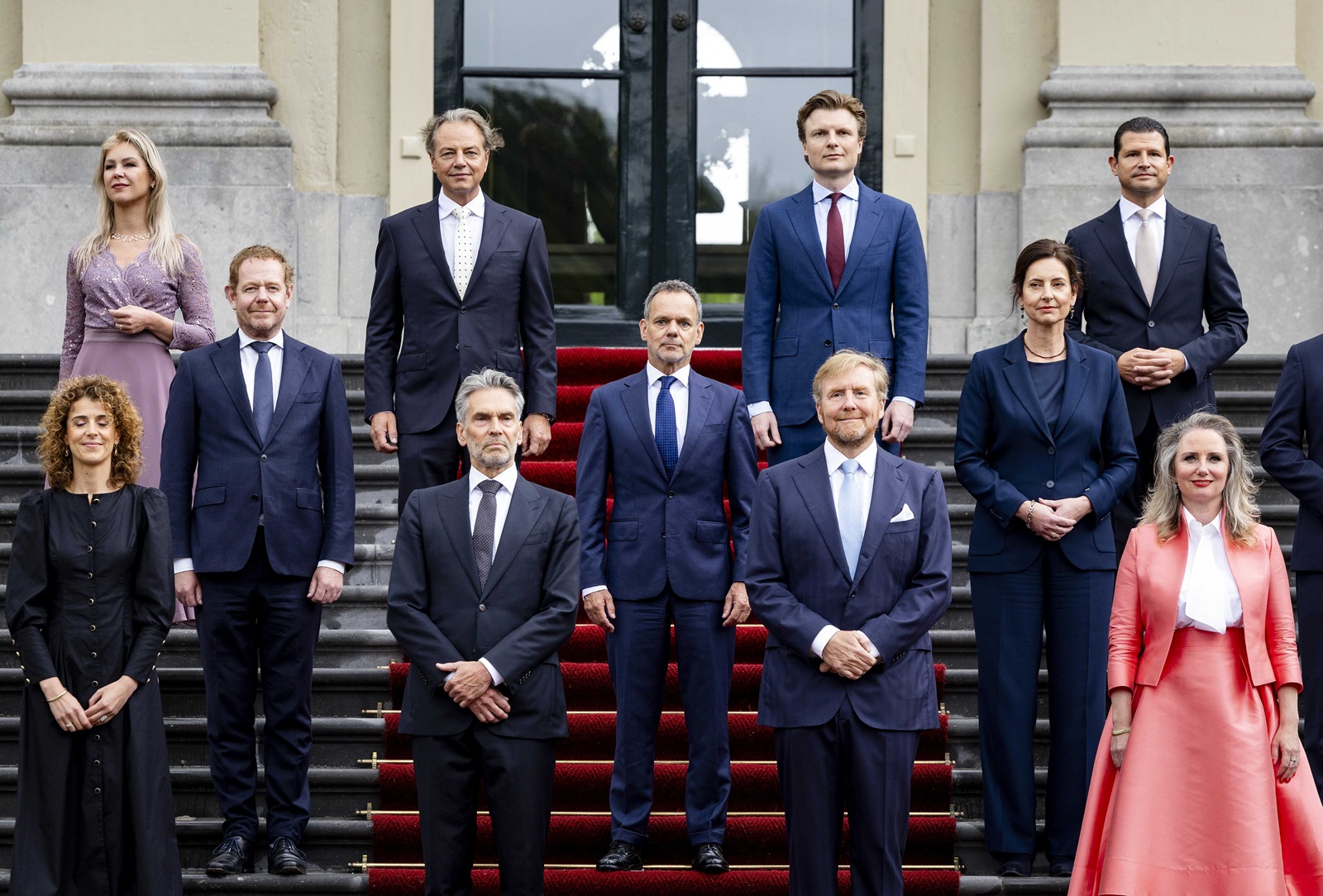 epa11451901 Dutch King Willem-Alexander (C-R) and new Prime Minister Dick Schoof (C-L) pose for a family photo with the new ministers on the steps of the Huis ten Bosch Palace on the day of the swearing-in of the new cabinet, in The Hague, the Netherlands, 02 July 2024. Dick Schoof on 02 July is sworn in as the new Dutch Prime Minister along with his cabinet ministers.  EPA/ROBIN VAN LONKHUIJSEN