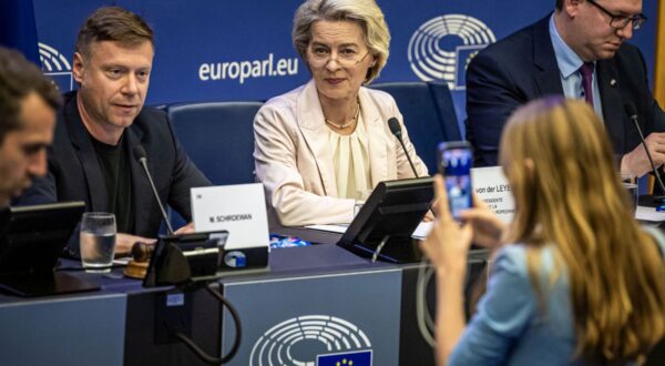 epa11480177 European Commission President Ursula von der Leyen (C) attends a meeting of the Confederal Group of the European United Left - Nordic Green Left with member Martin Schirdewan (L) at the European Parliament in Strasbourg, France, 15 July 2024. The first plenary session of the new European Parliament takes place from 16 to 19 July 2024.  EPA/CHRISTOPHE PETIT TESSON