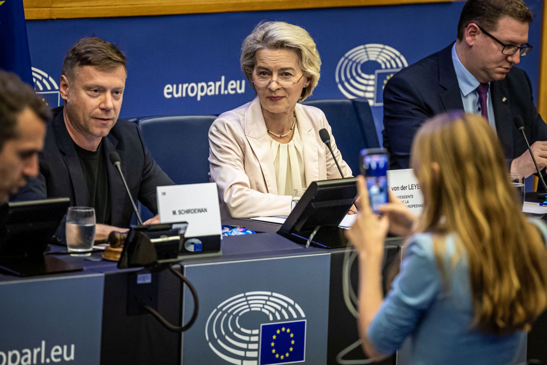 epa11480177 European Commission President Ursula von der Leyen (C) attends a meeting of the Confederal Group of the European United Left - Nordic Green Left with member Martin Schirdewan (L) at the European Parliament in Strasbourg, France, 15 July 2024. The first plenary session of the new European Parliament takes place from 16 to 19 July 2024.  EPA/CHRISTOPHE PETIT TESSON