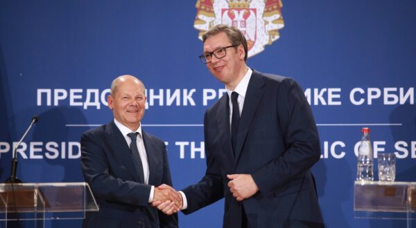German Chancellor Olaf Scholz, left, shakes hands with Serbian President Aleksandar Vucic after a press conference at the Serbia Palace, in Belgrade, Serbia, Friday, June 10, 2022. Scholz tours Balkan countries talking to leaders of Serbia, Kosovo, Bulgaria and North Macedonia about tensions caused by Ukraine war in the region.//BETAAGENCY_choix.192/2206101843/Credit:MILOS MISKOV/SIPA/2206101854,Image: 698729342, License: Rights-managed, Restrictions: , Model Release: no, Credit line: MILOS MISKOV / Sipa Press / Profimedia