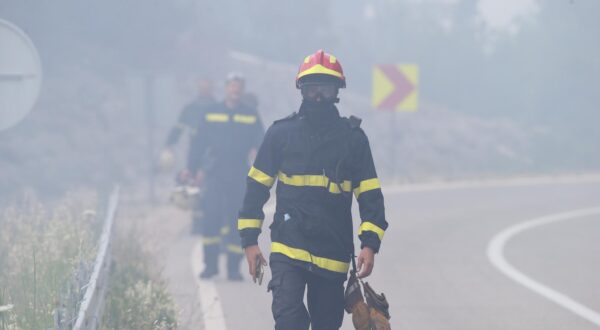 18.06.2017., Podgora - Veliki sumski pozar na padinama Biokova izmedju Gornjih Tucepa i Podgore. Od jutra je zatvoren promet na cestama koje vode u ta mjesta makarskog primorja, a na terenu vatru gase vatrogasci iz Splitsko-dalmatinske zupanije i DIP Sibenik kojima bura stvara problema. Kuce trenutno nisu ugrozene, a vatra se prosirila na Park prirode Biokovo.rPhoto: Ivo Cagalj/PIXSELL